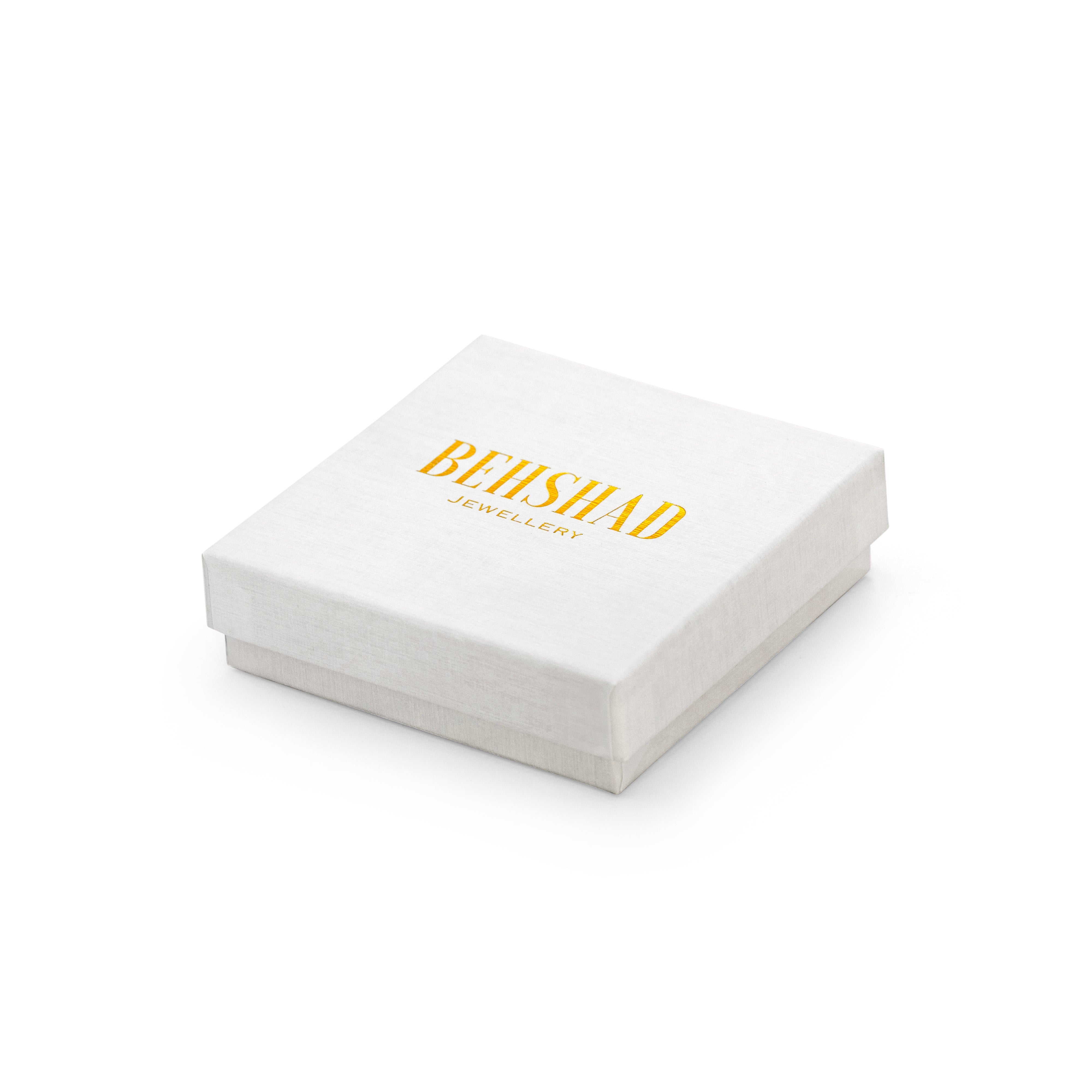 Elegante weiße Schmuckbox mit goldener „BEHSHAD Jewellery“-Prägung – ideal für stilvolle Verpackung von Ringen, Ketten und Schmuckstücken.