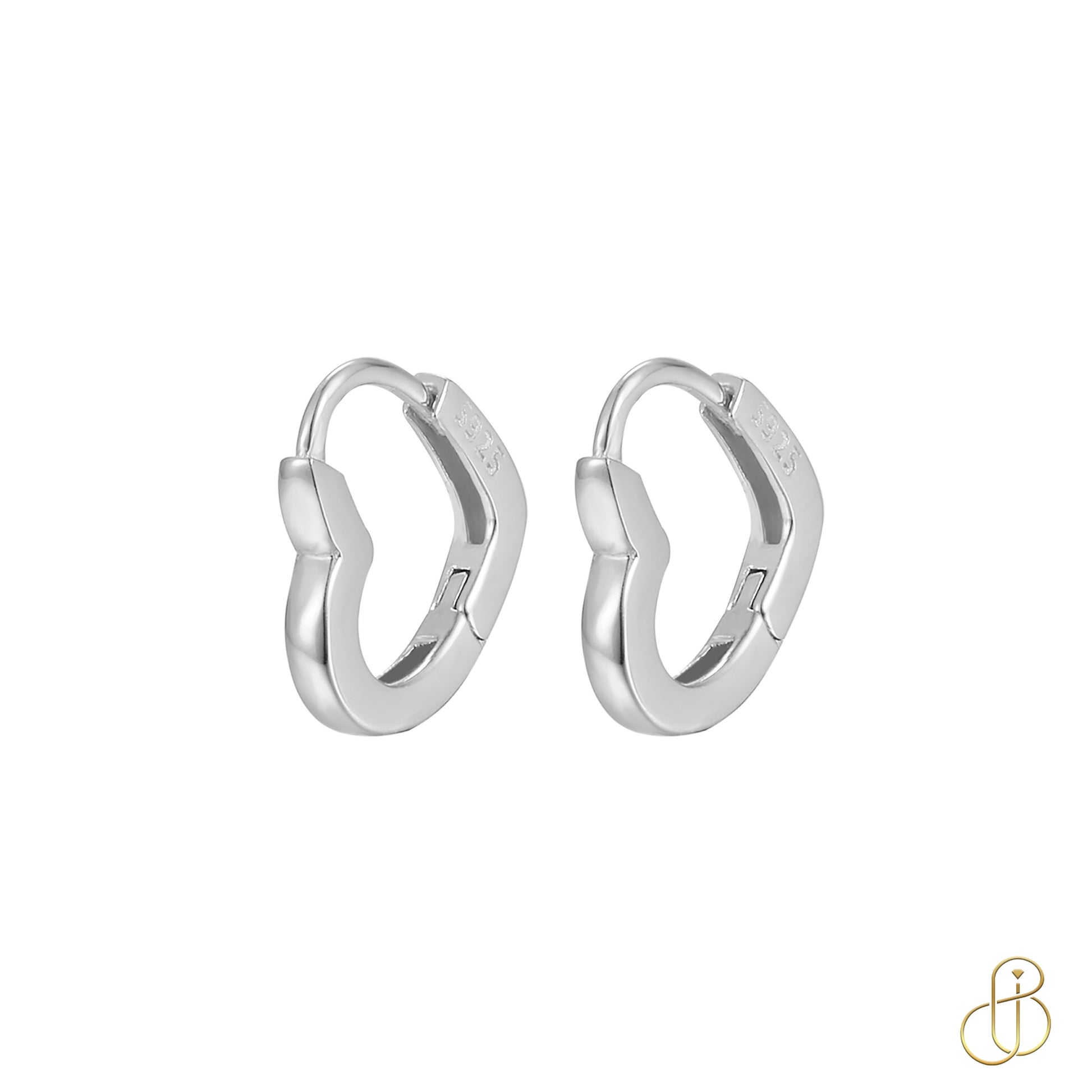 Ein Paar silberne Creolen in Herzform aus 925 Sterling Silber, glänzend poliert, elegant und schlicht.