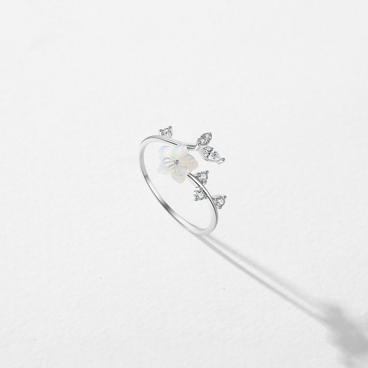 Filigraner offener Ring mit Blume und Blättern aus Zirkonia – aus echtem 925er Sterling Silber.