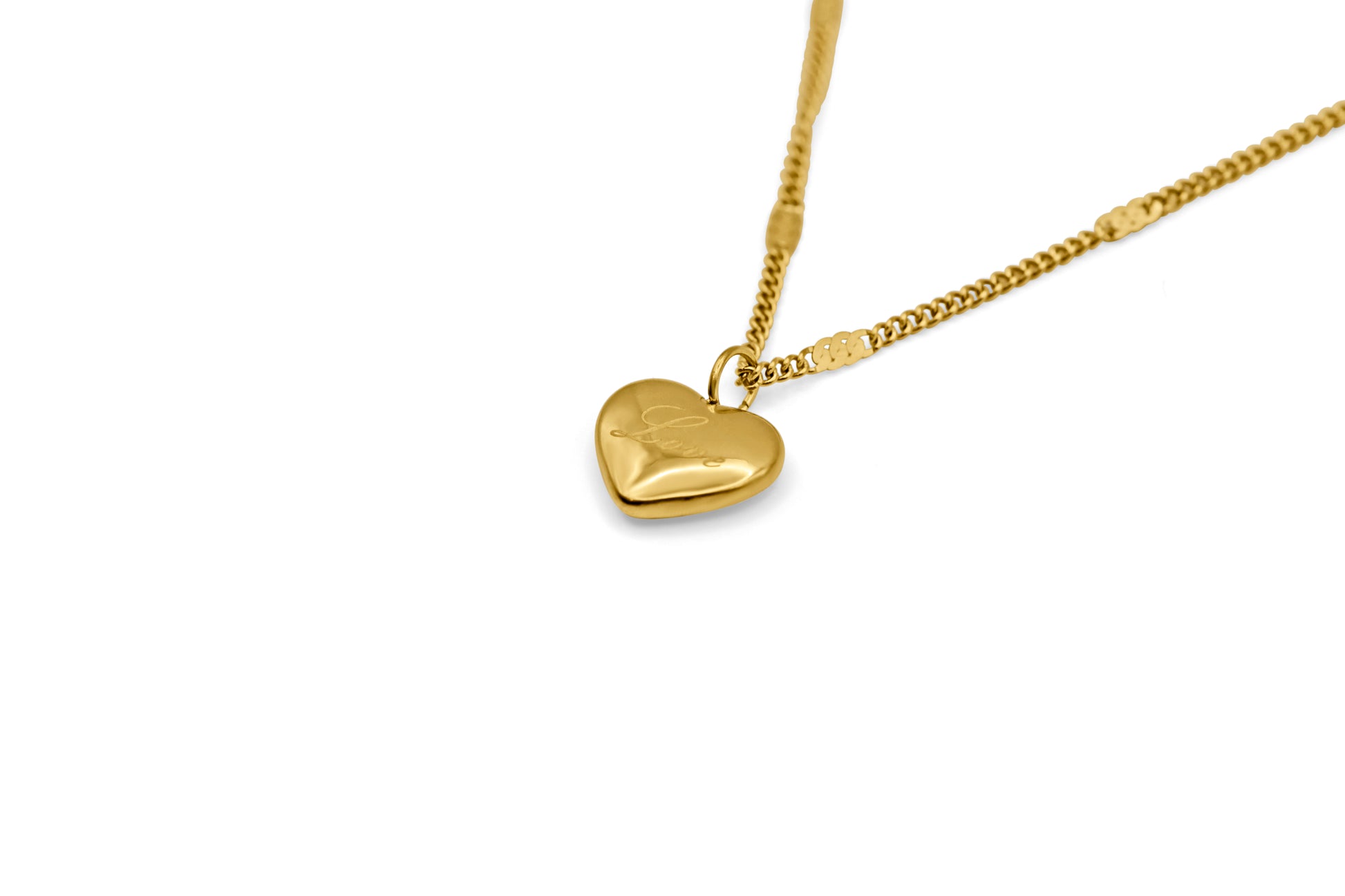 Herz-Kette aus Titanstahl mit "Love"-Gravur – glänzend polierter Anhänger an feiner Gliederkette