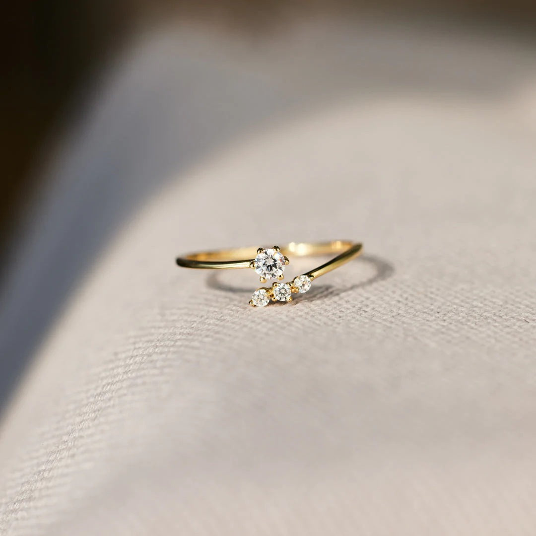 Geometrischer Zirkonring aus 925 Sterling Silber mit goldfarbener Oberfläche – offen & verstellbar.