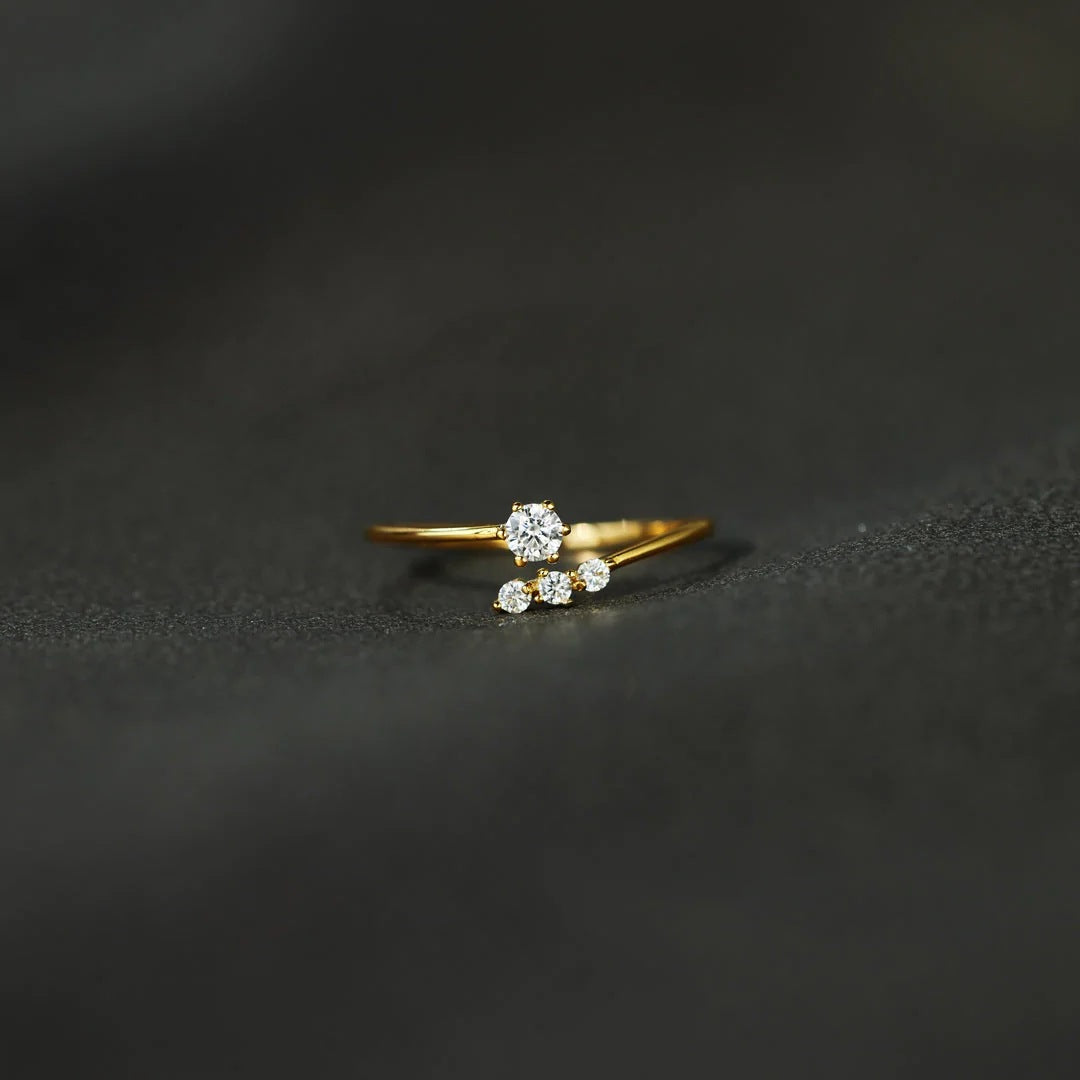 Zarter 925 Silberring mit asymmetrischem Zirkoniabesatz – modern, elegant & goldfarben.