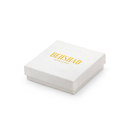 Elegante weiße Schmuckbox mit goldener „BEHSHAD Jewellery“-Prägung – ideal für stilvolle Verpackung von Ringen, Ketten und Schmuckstücken.