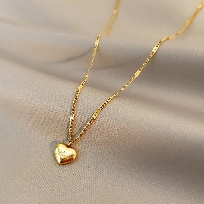 Herz-Kette aus Titanstahl mit "Love"-Gravur – glänzend polierter Anhänger an feiner Gliederkette