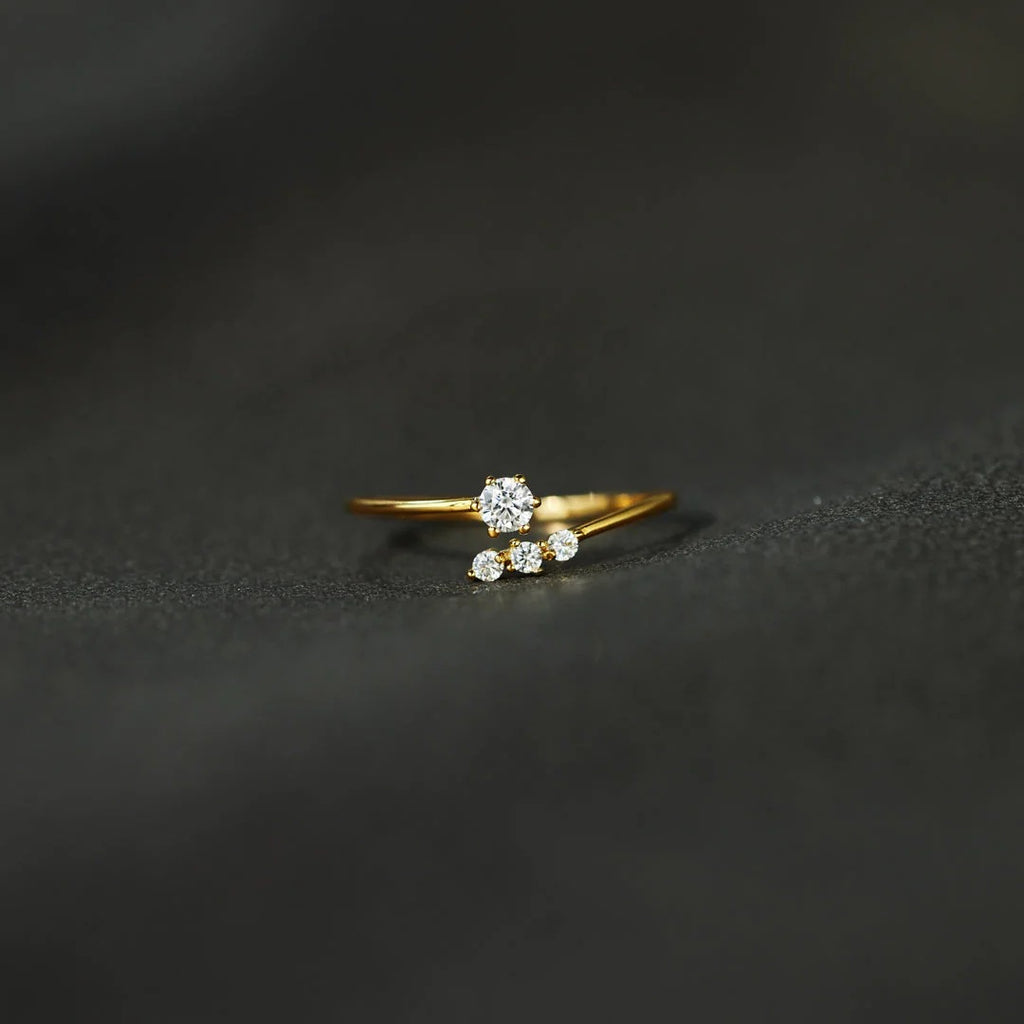 Zarter 925 Silberring mit asymmetrischem Zirkoniabesatz – modern, elegant & goldfarben.