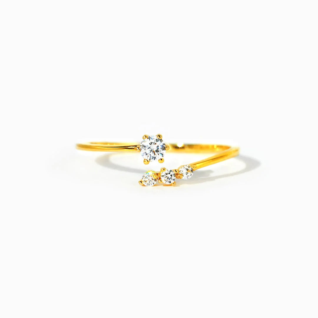 925er Silberring mit offener Ringschiene und vier Zirkonia – stilvoll, filigran & größenverstellbar.
