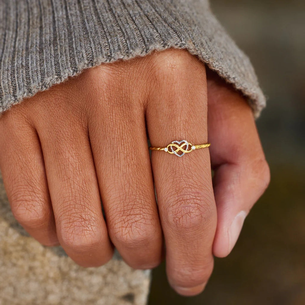 MILA Ring mit Symbol für zeitlose Liebe – getragen an der Hand, filigran und feminin.