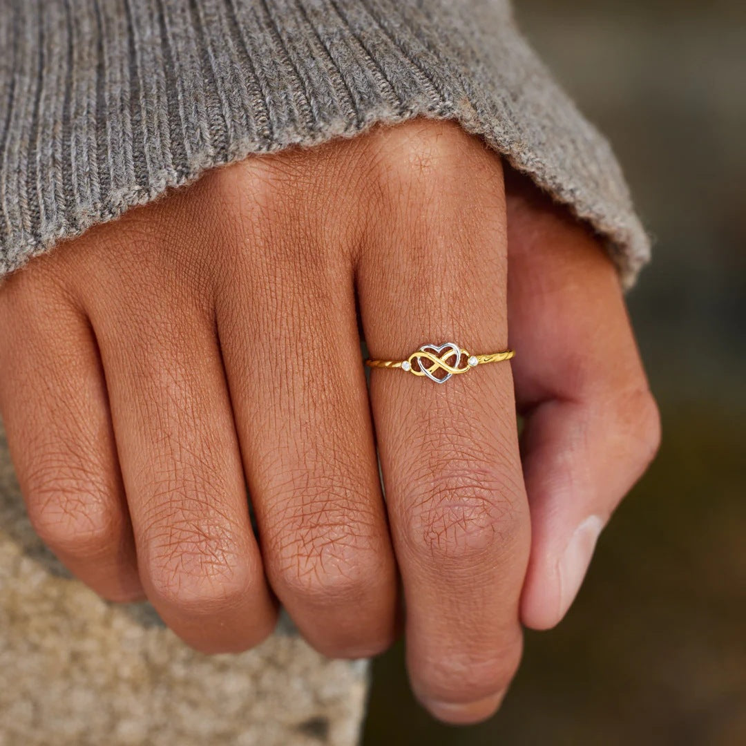 MILA Ring mit Symbol für zeitlose Liebe – getragen an der Hand, filigran und feminin.