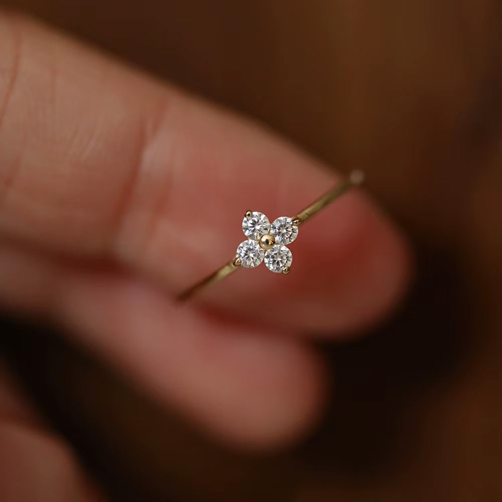 Produktansicht des Ringes „Lina“ mit Zirkonia-Blüte aus 925 Sterling Silber