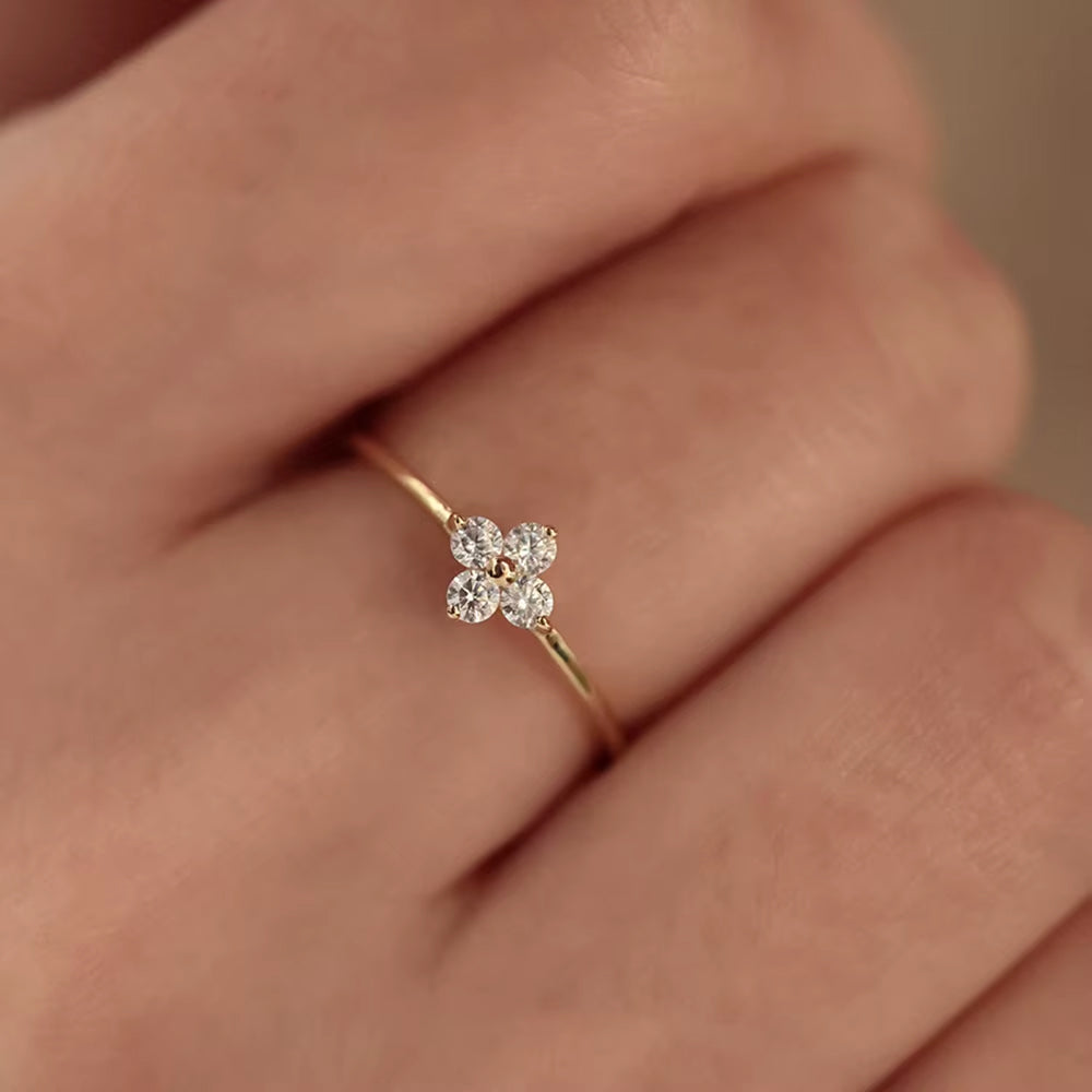 Produktansicht des Ringes „Lina“ mit Zirkonia-Blüte aus 925 Sterling Silber