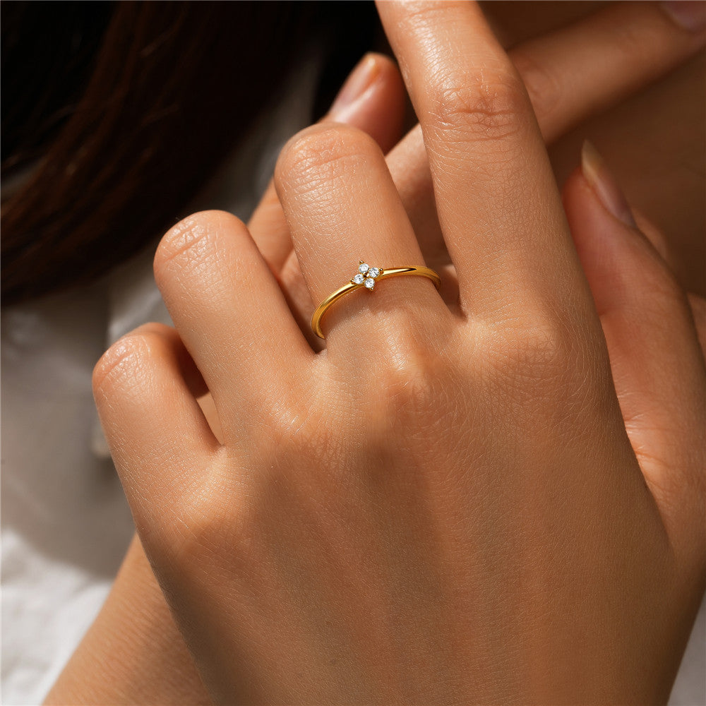 Produktansicht des Ringes „Lina“ mit Zirkonia-Blüte aus 925 Sterling Silber